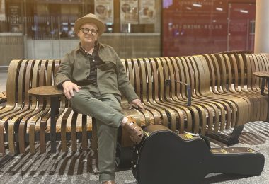 VIDEO | Mark Nevin presenta “In The Middle Of A Moment”, un sencillo inspirado en Shakespeare y en las decisiones que marcan la vida
