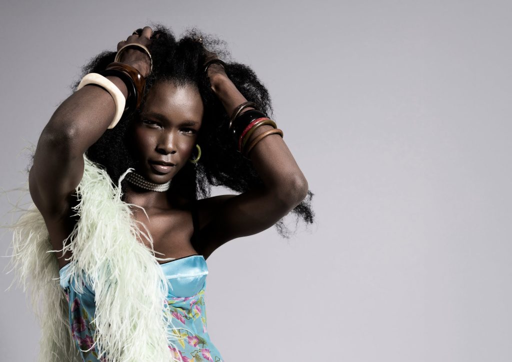 Bijou presenta “Moon”, un debut íntimo que fusiona R&B, reggae y sensibilidad nocturna