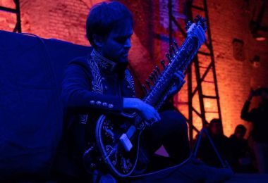 Visceral Design (Tyler Kaufman) explora el duelo emocional en “Give It Time”, su single de electrónica cinematográfica