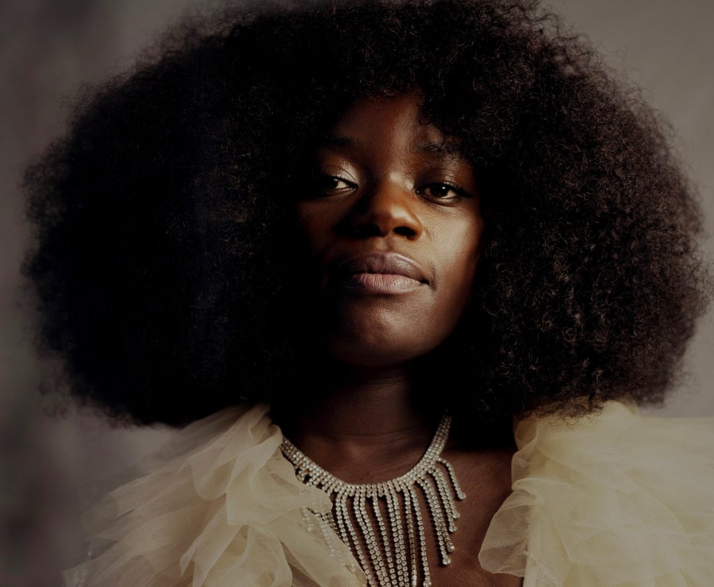 Winnie Ama lanzó “DEKA”, su álbum debut, y destaca con “Dive” en una fusión de pop, disco, soul y folk