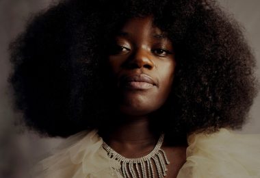 Winnie Ama lanzó “DEKA”, su álbum debut, y destaca con “Dive” en una fusión de pop, disco, soul y folk