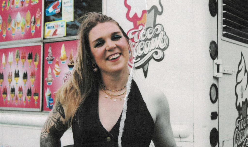 Taylor Janney-Rovin presenta “Sweet Talkin’”, un pop-rock confesional con espíritu dosmilero