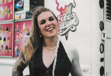 Taylor Janney-Rovin presenta “Sweet Talkin’”, un pop-rock confesional con espíritu dosmilero