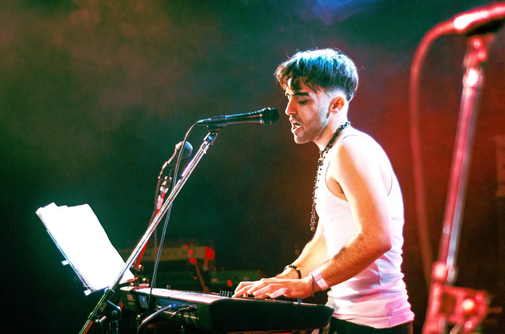 VIDEO | Moro Muñoz consolida su etapa más visual con “Canción al Corazón”, un pop folk cálido e íntimo VIDEO | Moro Muñoz consolida su etapa más visual con “Canción al Corazón”, un pop folk cálido e íntimo