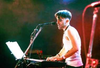 VIDEO | Moro Muñoz consolida su etapa más visual con “Canción al Corazón”, un pop folk cálido e íntimo