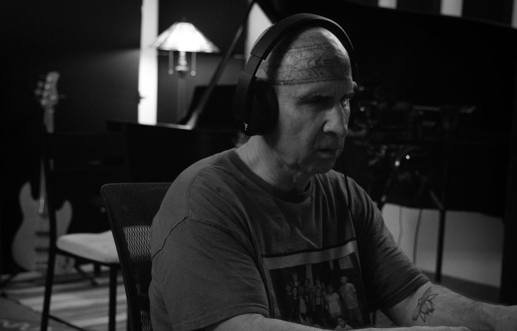VIDEO | Billy Ray Norris lanza “Our Love Will Find A Way”, un himno de rock latino inspirado en un amor de otra vida