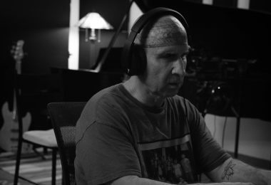 VIDEO | Billy Ray Norris lanza “Our Love Will Find A Way”, un himno de rock latino inspirado en un amor de otra vida