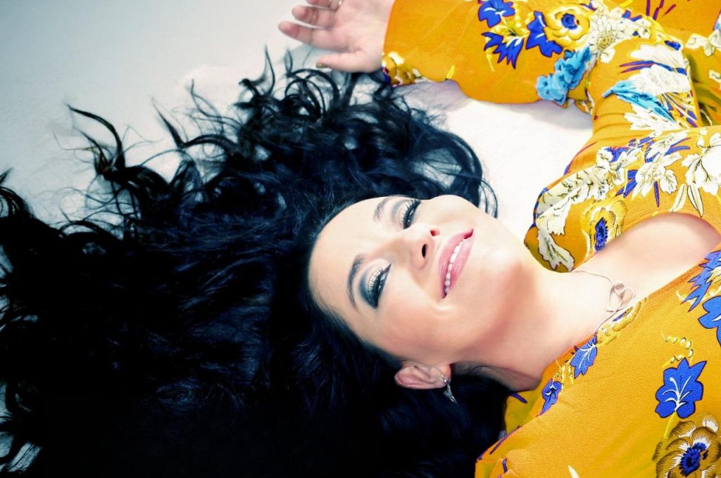 LEELAH SKY convierte el desamor en una confesión luminosa con “Scars of Love”