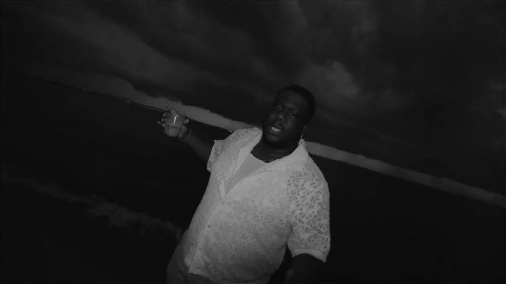 VIDEO | LATENIGHTJIGGY lanza “Medalla”, un reggaetón bilingüe con videoclip y vibra playera