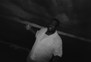 VIDEO | LATENIGHTJIGGY lanza “Medalla”, un reggaetón bilingüe con videoclip y vibra playera