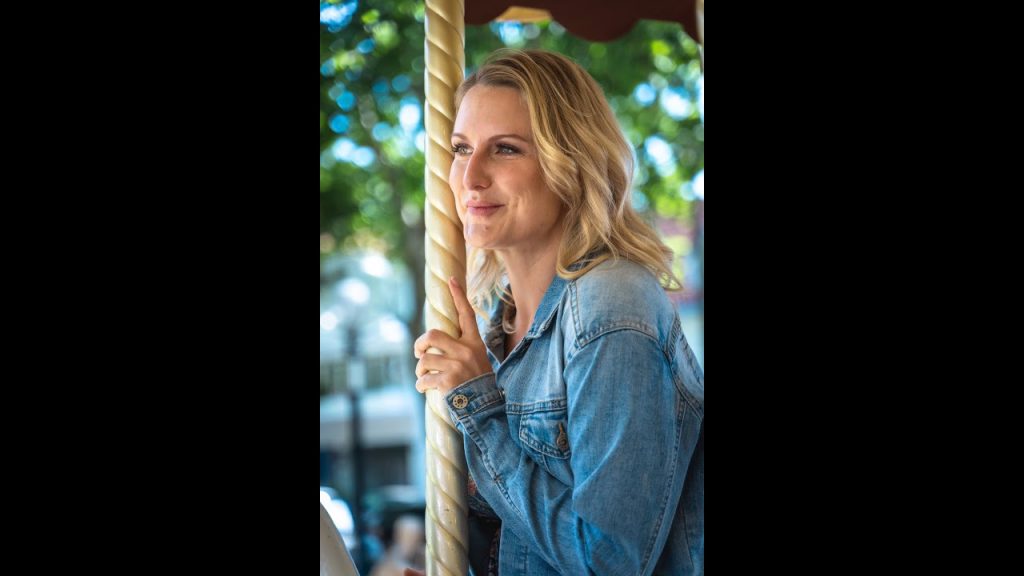 VIDEO | Chloe Clouds lanzó “Merry Go Round”, un country pop sobre romper ciclos emocionales tóxicos