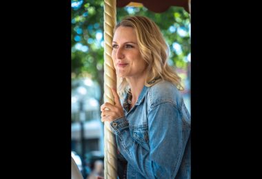 VIDEO | Chloe Clouds lanzó “Merry Go Round”, un country pop sobre romper ciclos emocionales tóxicos