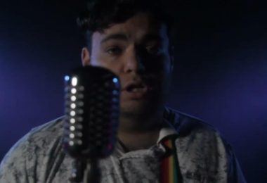 VIDEO | Oliver Nolan expone el lado oscuro de la fama en “Under the Spotlight”