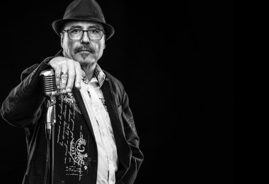 Michael P. Flyer revive el espíritu navideño con su versión de “White Christmas”