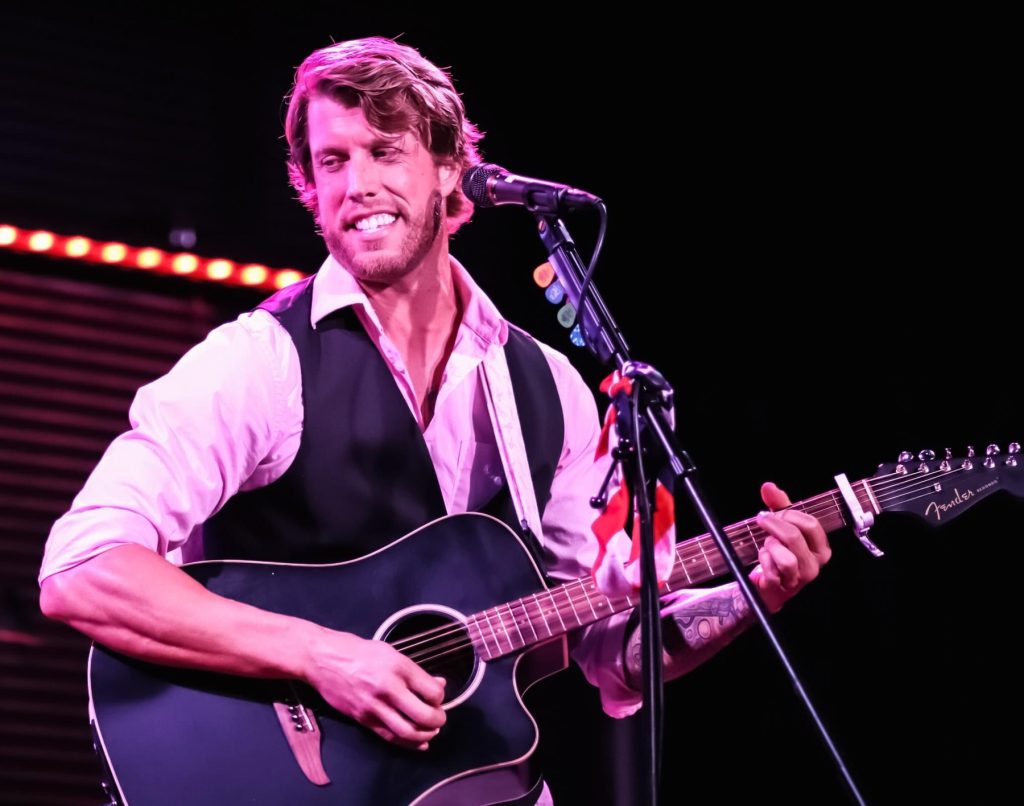 Zach Outman debuta con “Warning Label”, una intensa balada indie-Americana sobre el amor y las segundas oportunidades
