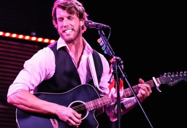 Zach Outman debuta con “Warning Label”, una intensa balada indie-Americana sobre el amor y las segundas oportunidades