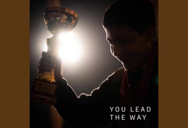 Alpaca-in-Chief revive la épica juvenil con su sencillo “You Lead the Way”