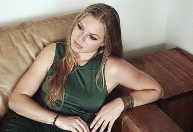 Jade Robin transforma el desamor adolescente en una confesión íntima con “Never Love Again”