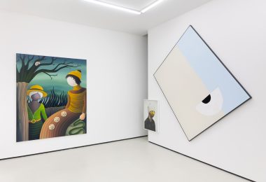Entre lo absurdo, lo digital y la pintura: la nueva muestra internacional de Galería Enlace