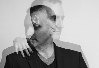 VIDEO | Eyal Erlich apuesta por la honestidad emocional en su nuevo sencillo «I Wish I Knew»
