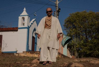 VIDEO | Janu presenta “de todas as coisas”, una fusión de idiomas y ritmos latinoamericanos para cantar al desamor