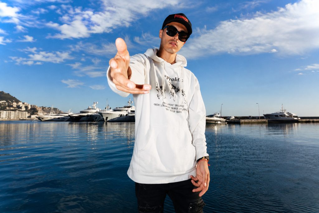 REDSKY acelera el pulso del hip hop con la intensidad de “RRR SPEED UPP” REDSKY acelera el pulso del hip hop con la intensidad de “RRR SPEED UPP”
