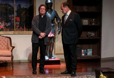 Carlos Bañuelos está de vuelta: el recordado actor de «Carmín» regresa a los escenarios con «Noche de Enredos»