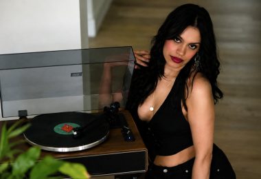 Dayana transforma la gratitud y el amor familiar en su sencillo “Afortunada”