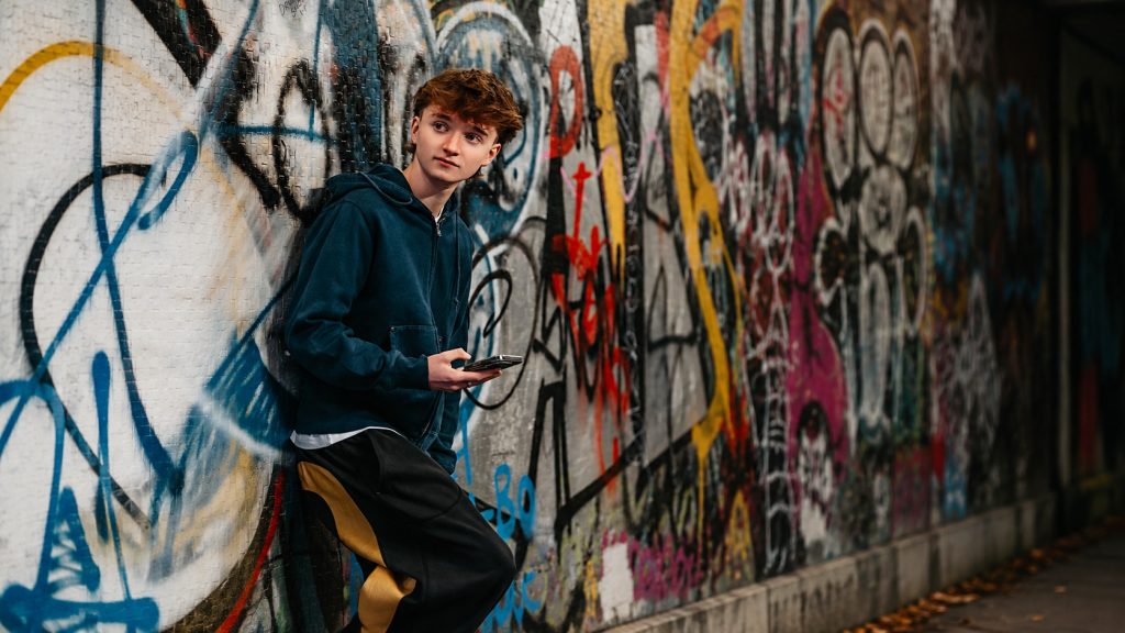 VIDEO | Cormac abraza la vulnerabilidad en “Defenceless” y consolida su evolución hacia el pop VIDEO | Cormac abraza la vulnerabilidad en “Defenceless” y consolida su evolución hacia el pop