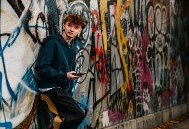 VIDEO | Cormac abraza la vulnerabilidad en “Defenceless” y consolida su evolución hacia el pop