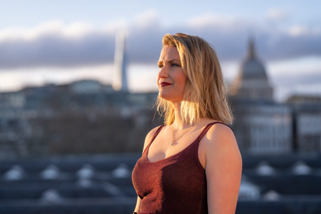 Karin Fransson reafirma su identidad musical con el lanzamiento de “Private Love”