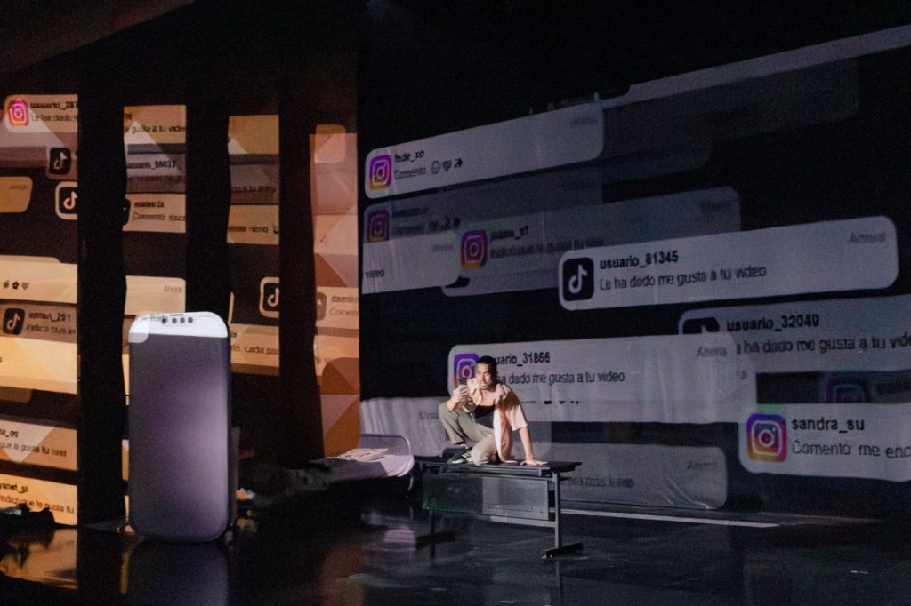 ¿Cuánto tiempo de nuestra vida se va en redes sociales? Obra lleva el doomscrolling al teatro ¿Cuánto tiempo de nuestra vida se va en redes sociales? Obra lleva el doomscrolling al teatro