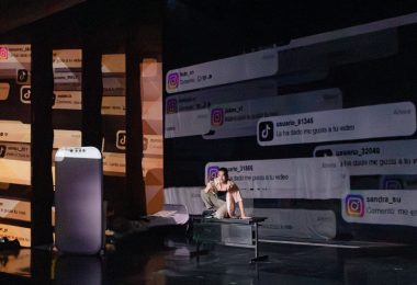 ¿Cuánto tiempo de nuestra vida se va en redes sociales? Obra lleva el doomscrolling al teatro