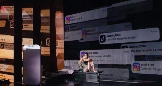 ¿Cuánto tiempo de nuestra vida se va en redes sociales? Obra lleva el doomscrolling al teatro ¿Cuánto tiempo de nuestra vida se va en redes sociales? Obra lleva el doomscrolling al teatro