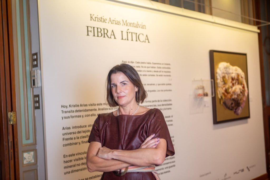 Kristie Arias explora el vínculo entre textiles y geología en “Fibra Lítica”