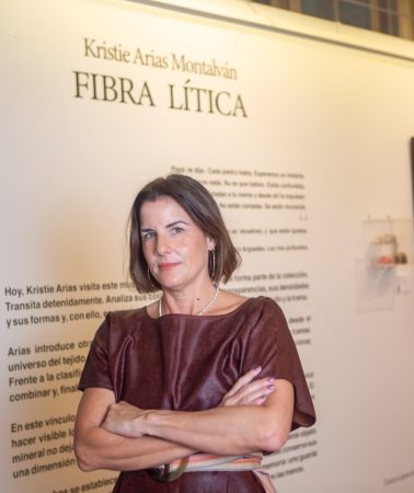 Kristie Arias explora el vínculo entre textiles y geología en “Fibra Lítica” Kristie Arias explora el vínculo entre textiles y geología en “Fibra Lítica”