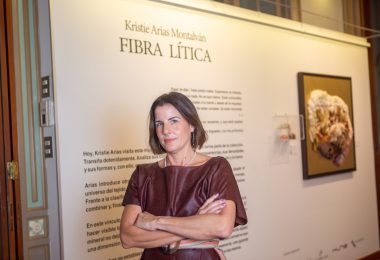 Kristie Arias explora el vínculo entre textiles y geología en “Fibra Lítica”