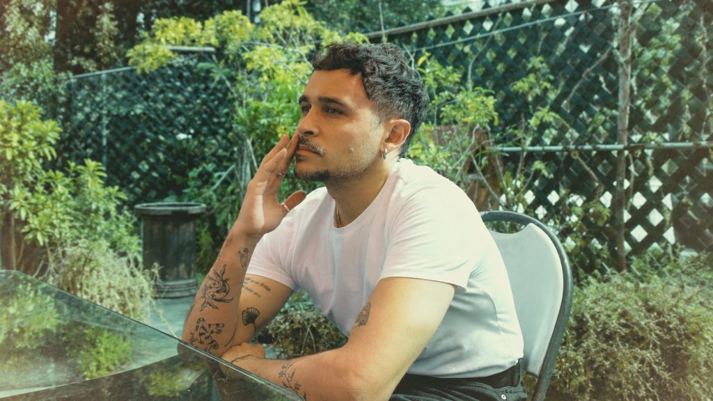 Max Valdés apuesta por la intimidad acústica con su canción «Del frío»