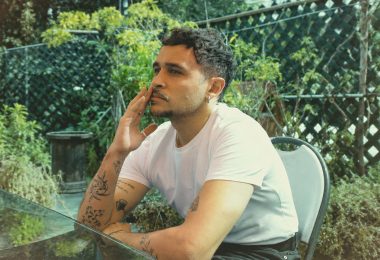 Max Valdés apuesta por la intimidad acústica con su canción «Del frío»